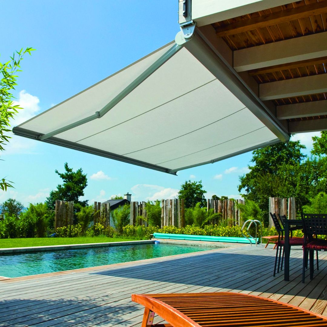Toldo retrátil de braço articulado instalado em fachada residencial