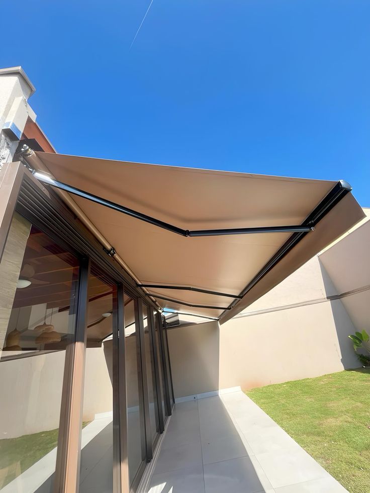 Toldo articulado instalado em área externa residencial