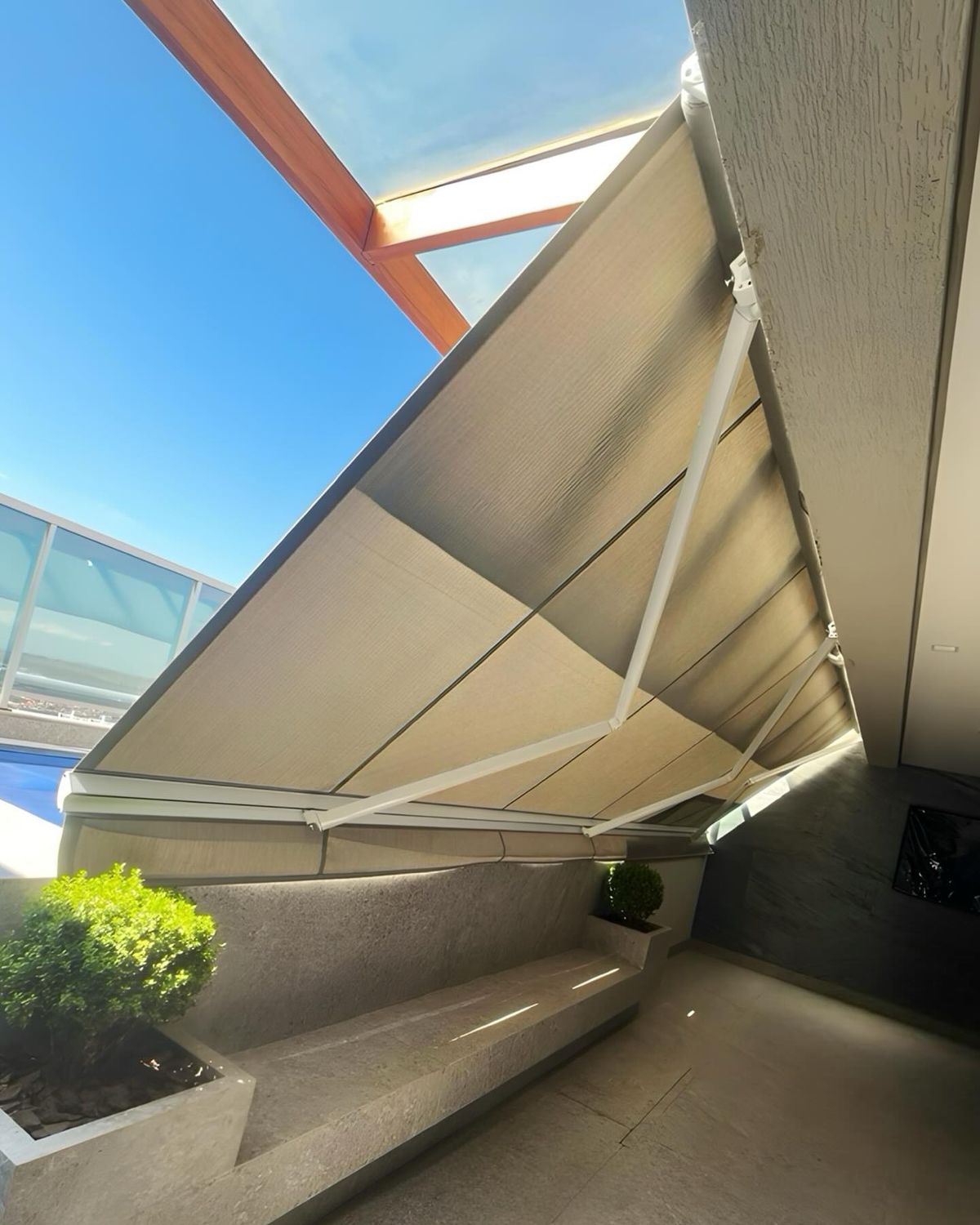 Toldos articulados em área de piscina com deck