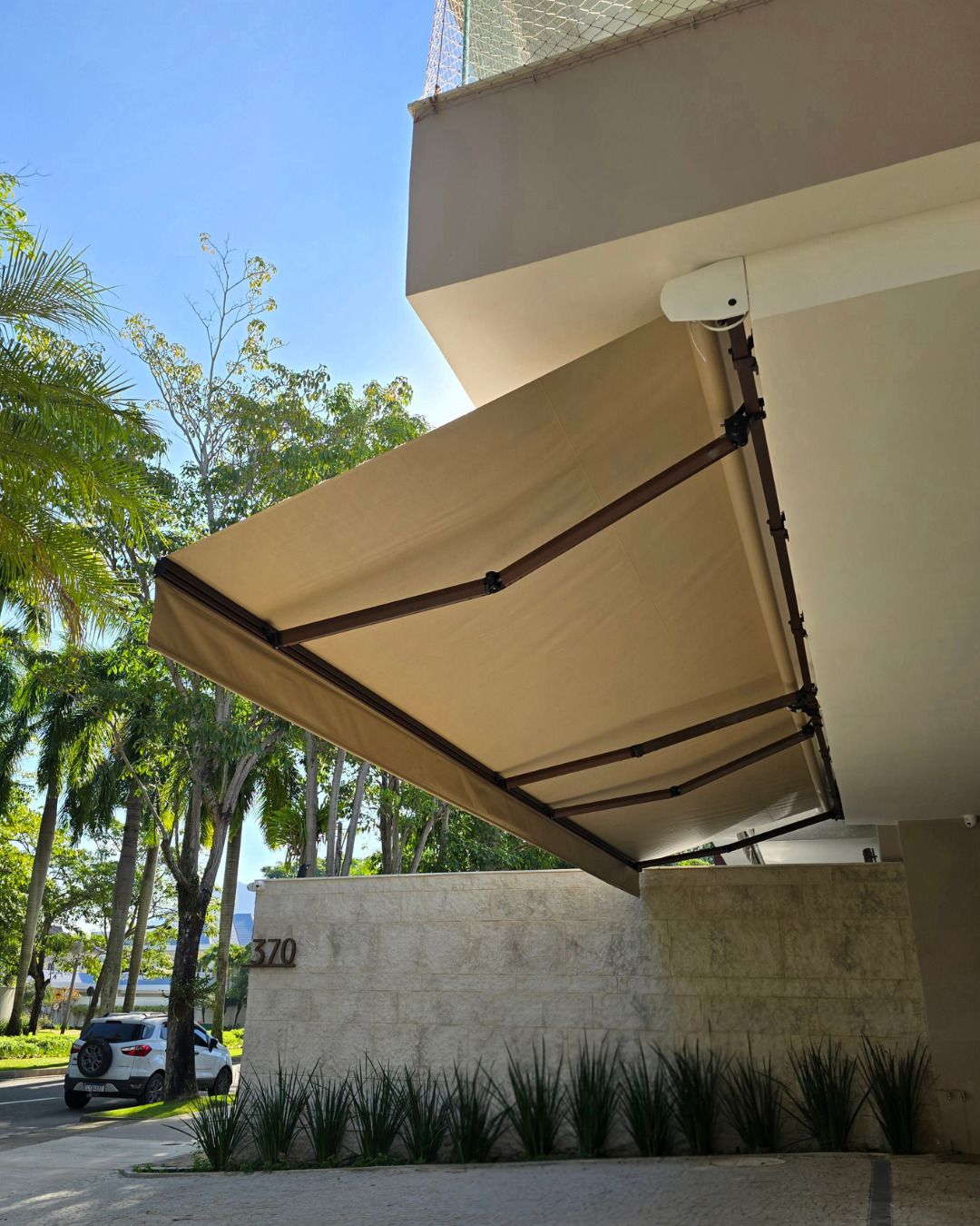 Toldo de braço articulado em área de lazer