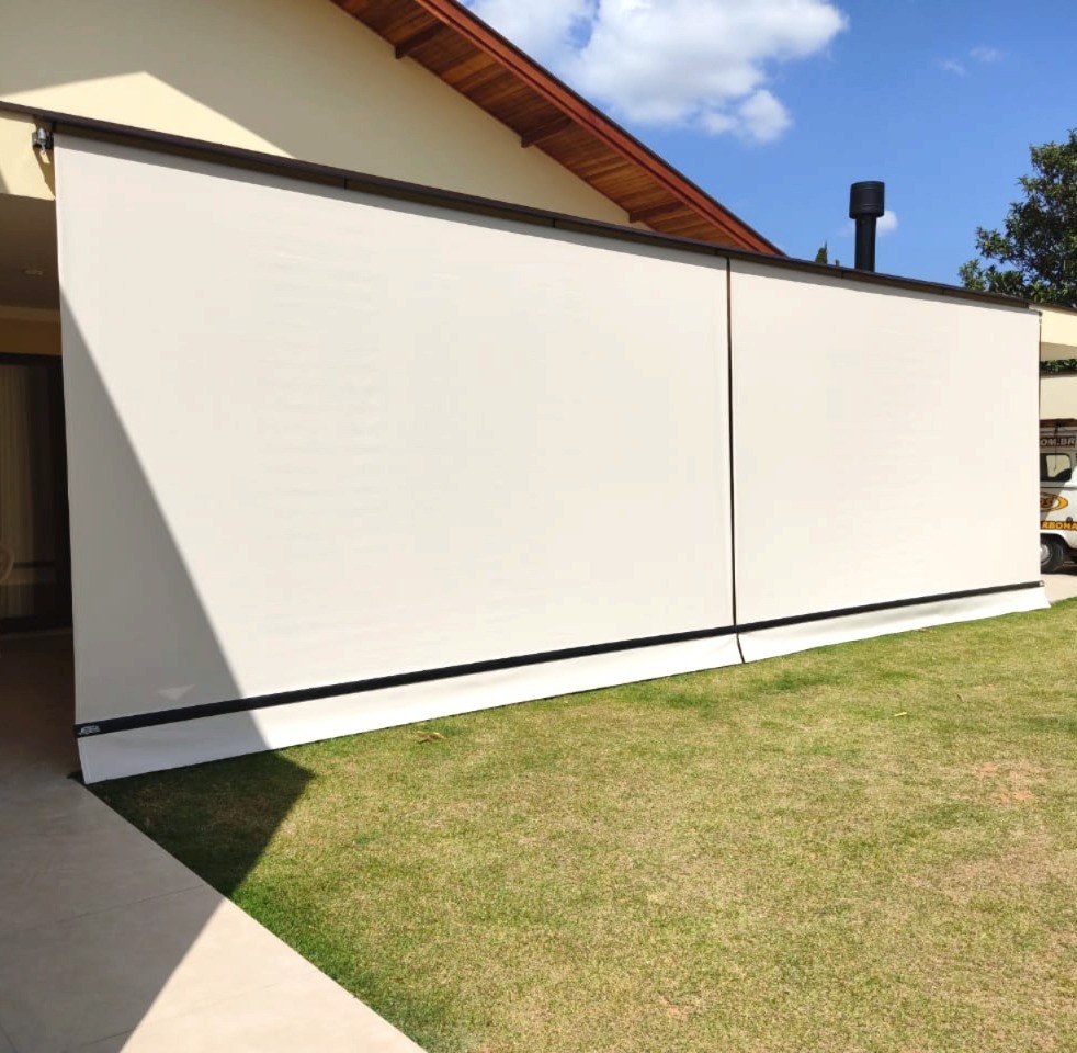 Toldo cortina blecaute fechado na lateral da casa, bloqueando 100% da luz solar