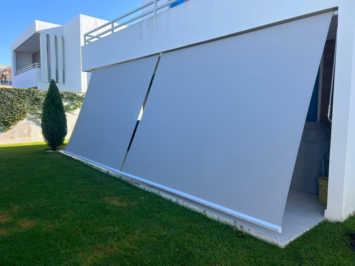 Toldo cortina blecaute fechando a varanda de uma residência
