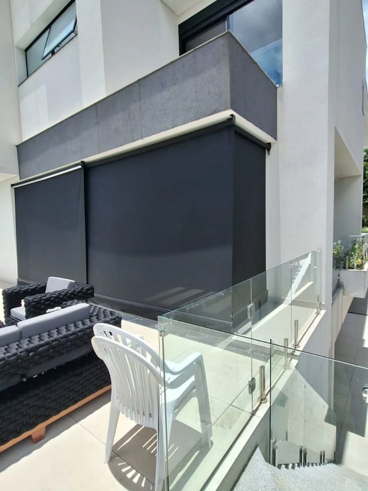 Toldo cortina blecaute fechando a sacada de um apartamento