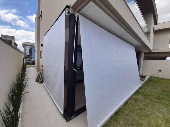Toldo cortina translúcido fechando a lateral de uma casa, garantindo privacidade