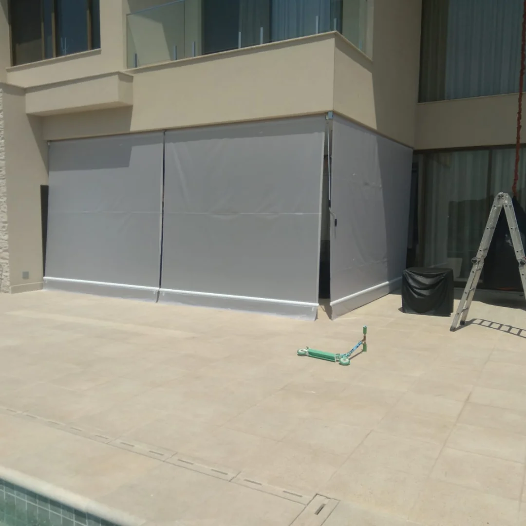 Toldo cortina translúcido fechando área de piscina em residência