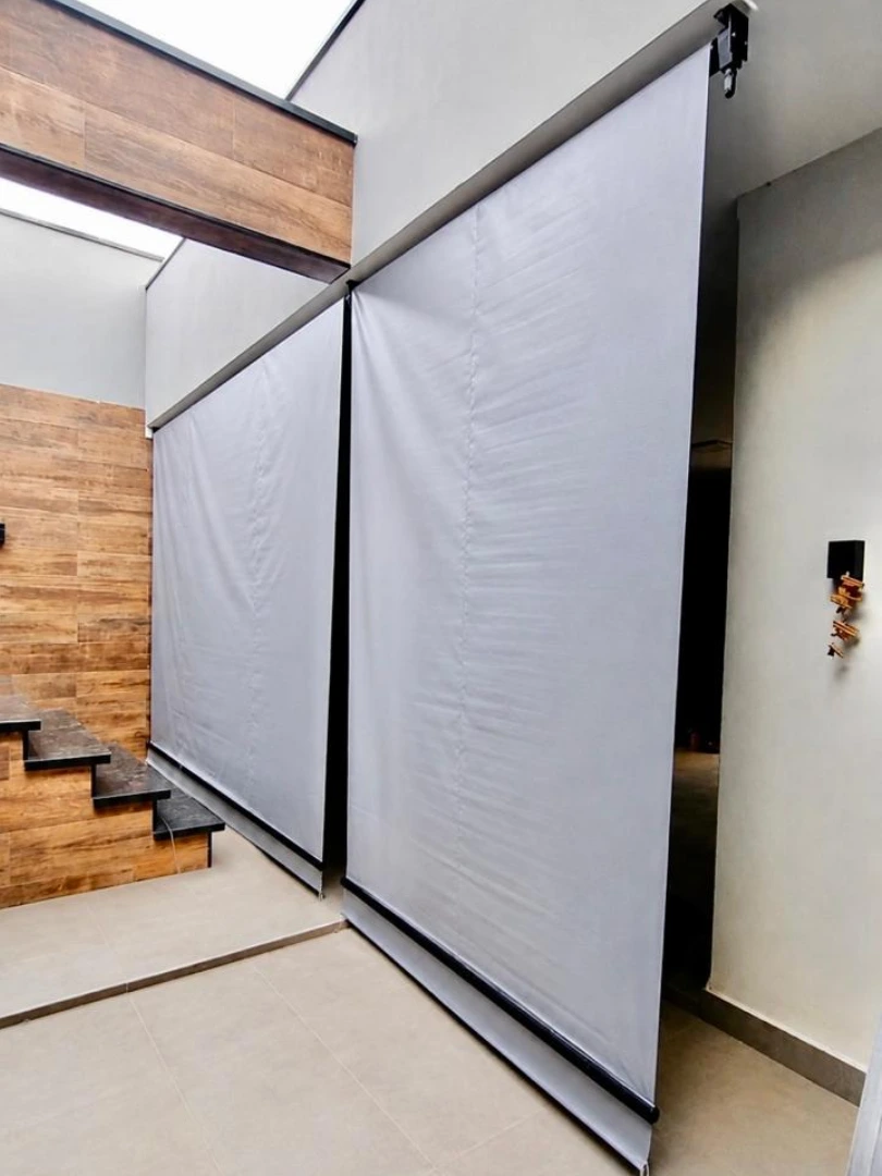 Toldo cortina translúcido instalado em vão interno com iluminação natural