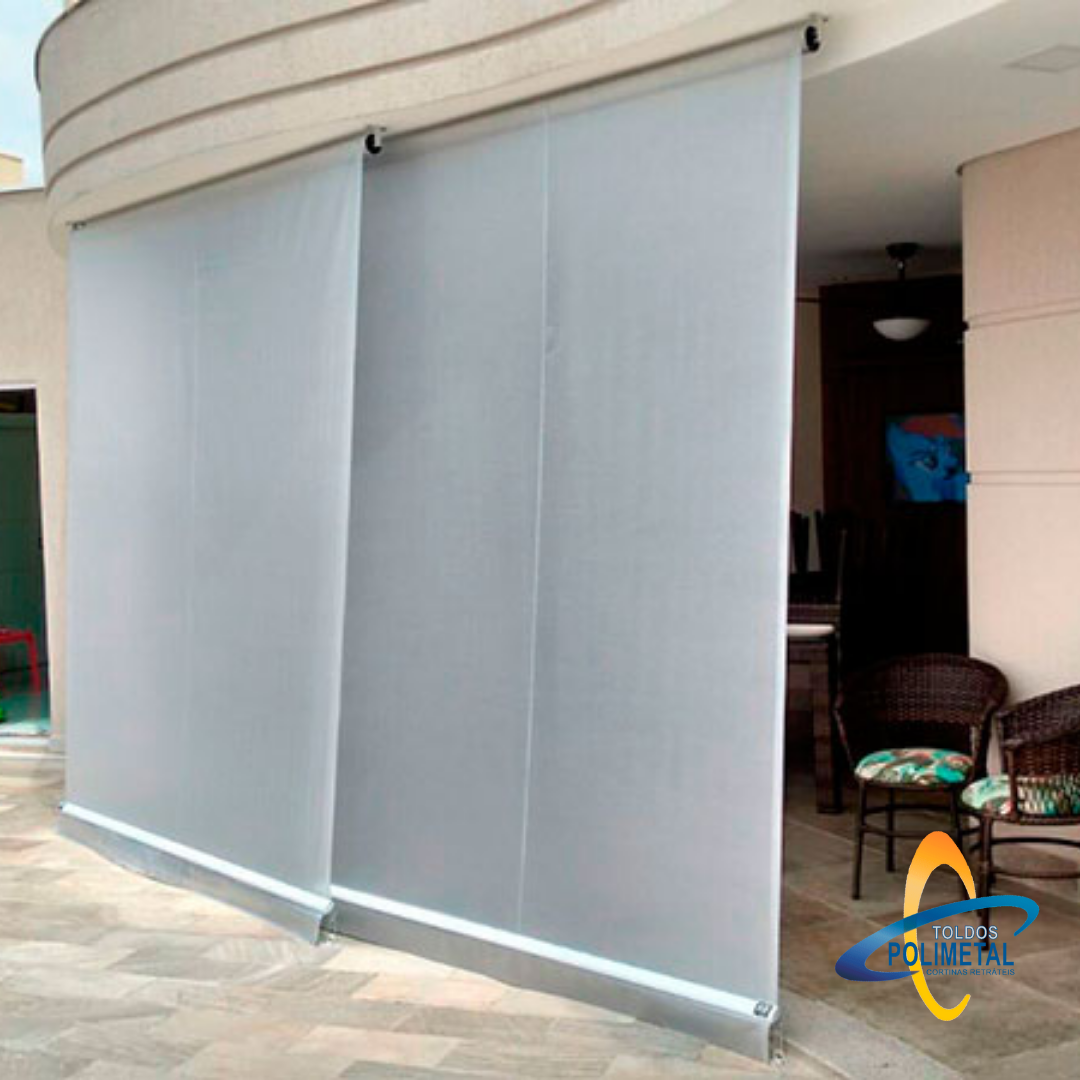 Toldo cortina translúcido fechando a varanda de uma residência com luz natural difusa