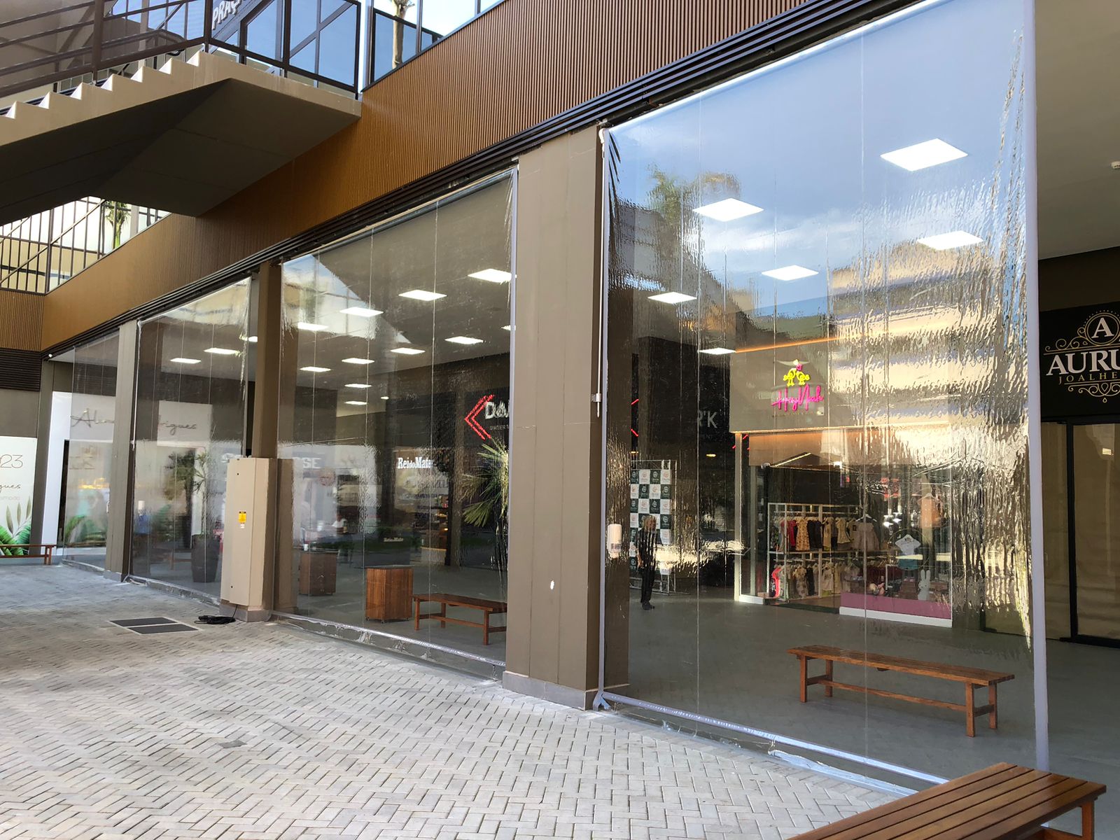 Toldo cortina transparente com lona cristal instalado em fachada