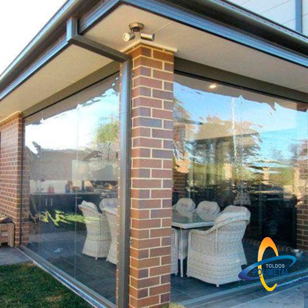 Cortina de lona transparente instalada em área gourmet residencial