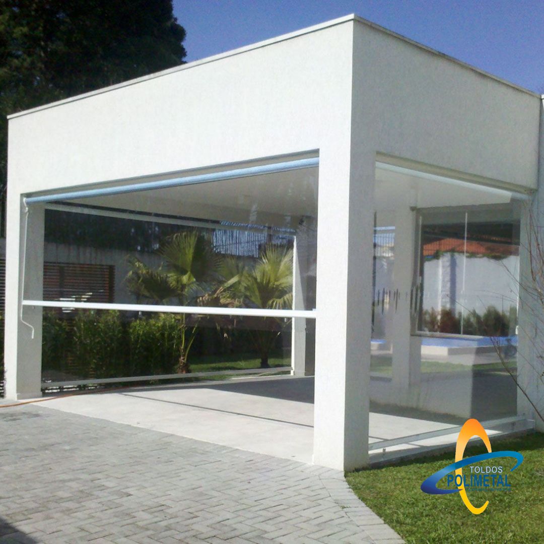 Toldo cortina transparente em varanda com vista para o jardim