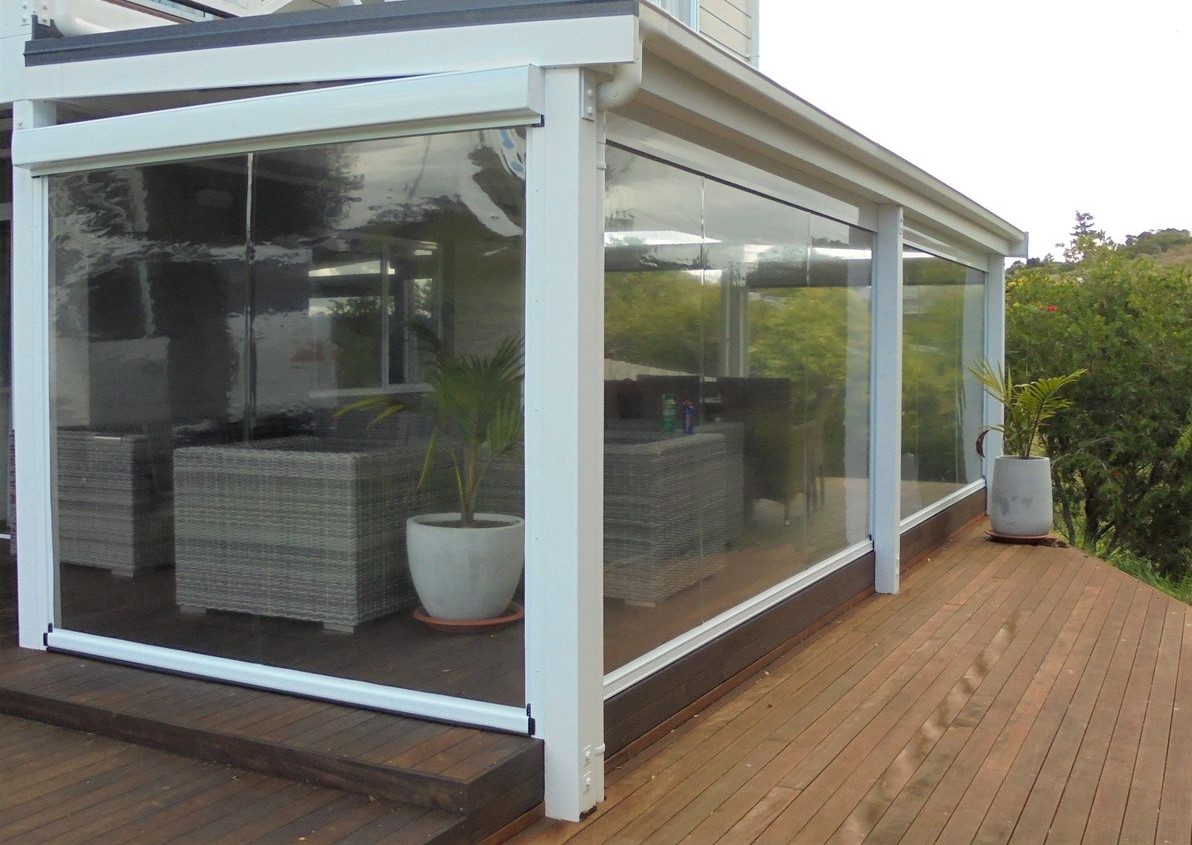 Área gourmet com deck protegida por toldo cortina transparente