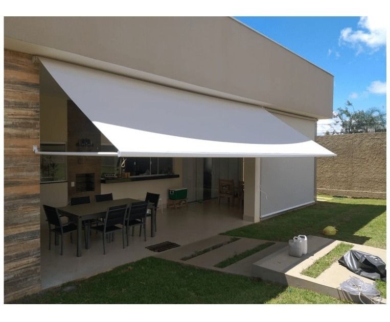 Área gourmet protegida por toldo retrátil de braço reto
