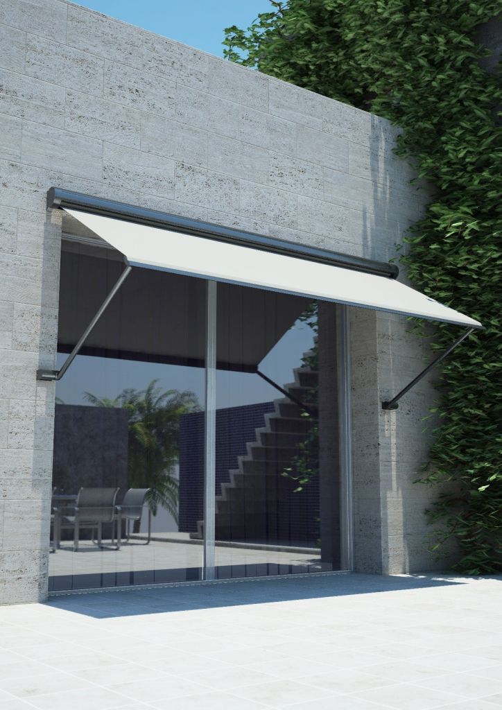 Toldo de braço reto instalado sobre porta de vidro em varanda