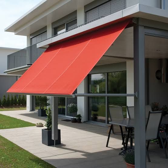 Toldo de braço reto com lona vermelha em varanda residencial
